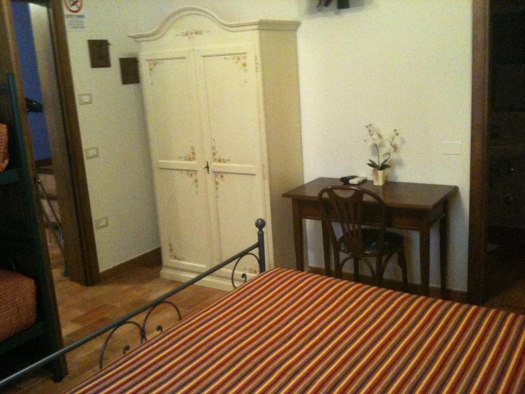 Agriturismo Lo Sgorzolo Pergola Habitación foto